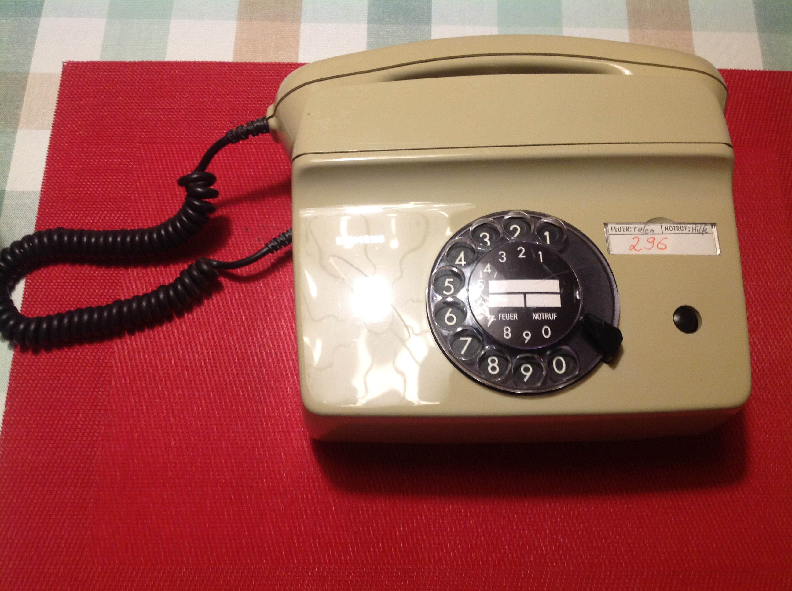 Telefon,Fernsprecher mit Wandbefestigung und Handsprechapperat mit Magnethalterung