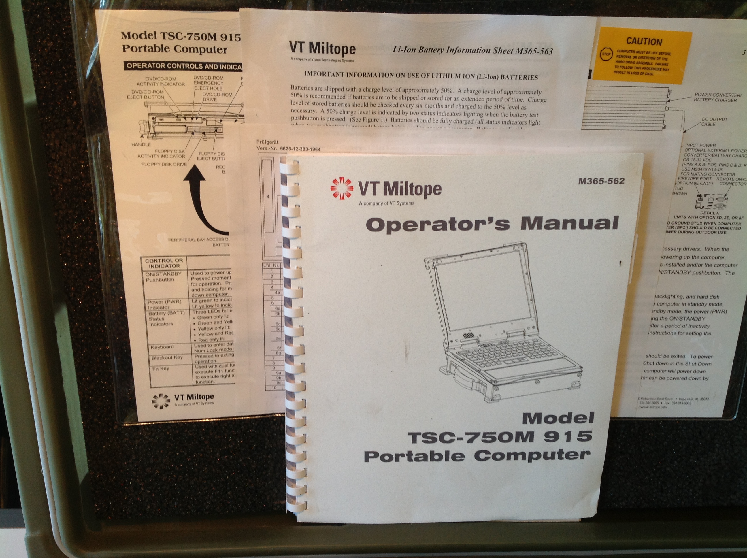 Rugged Laptop von VT-Miltope Modell TSC-750 M 915