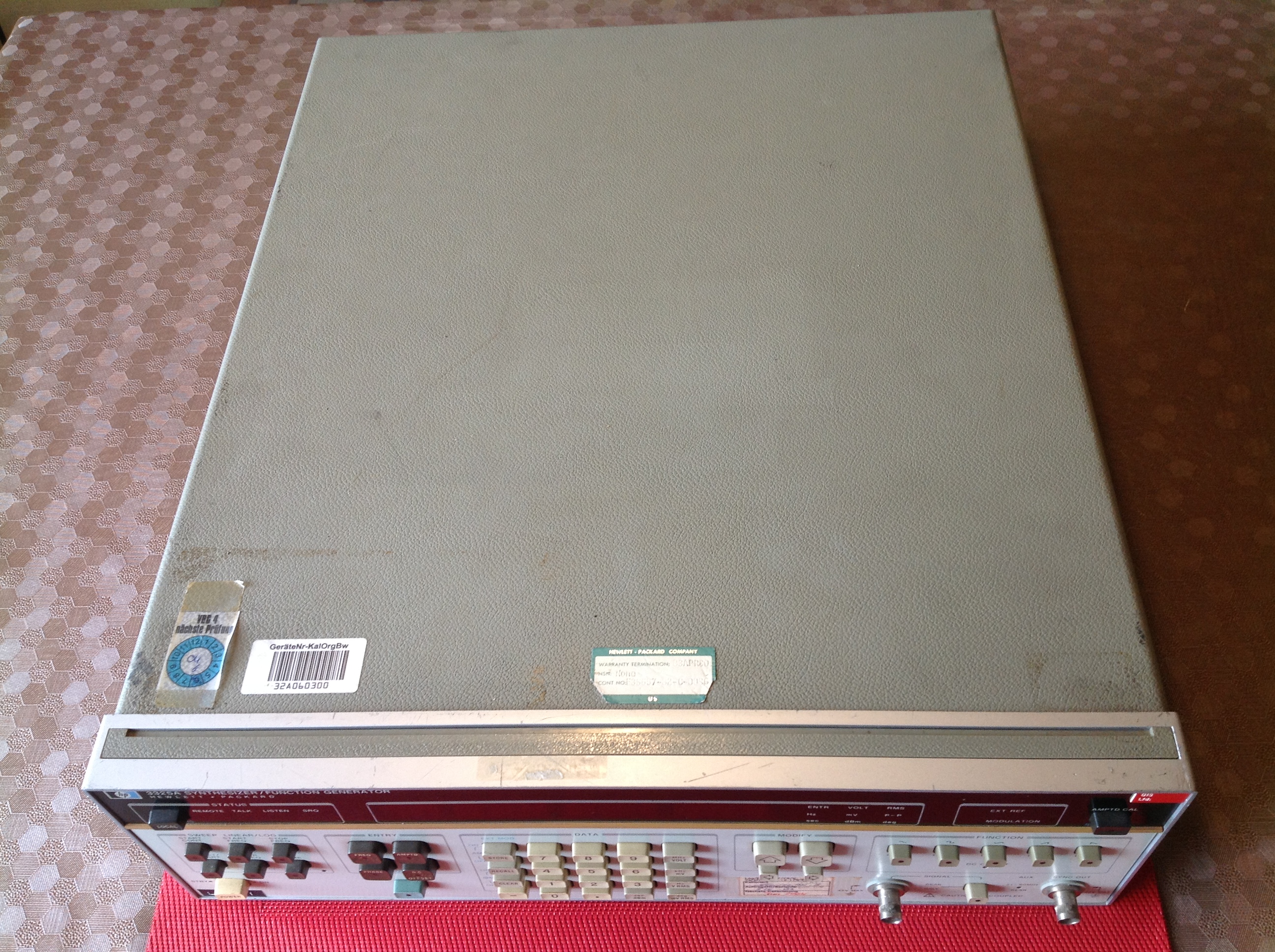Hewlett Packard 3325A Synthesizer/Functions Generator