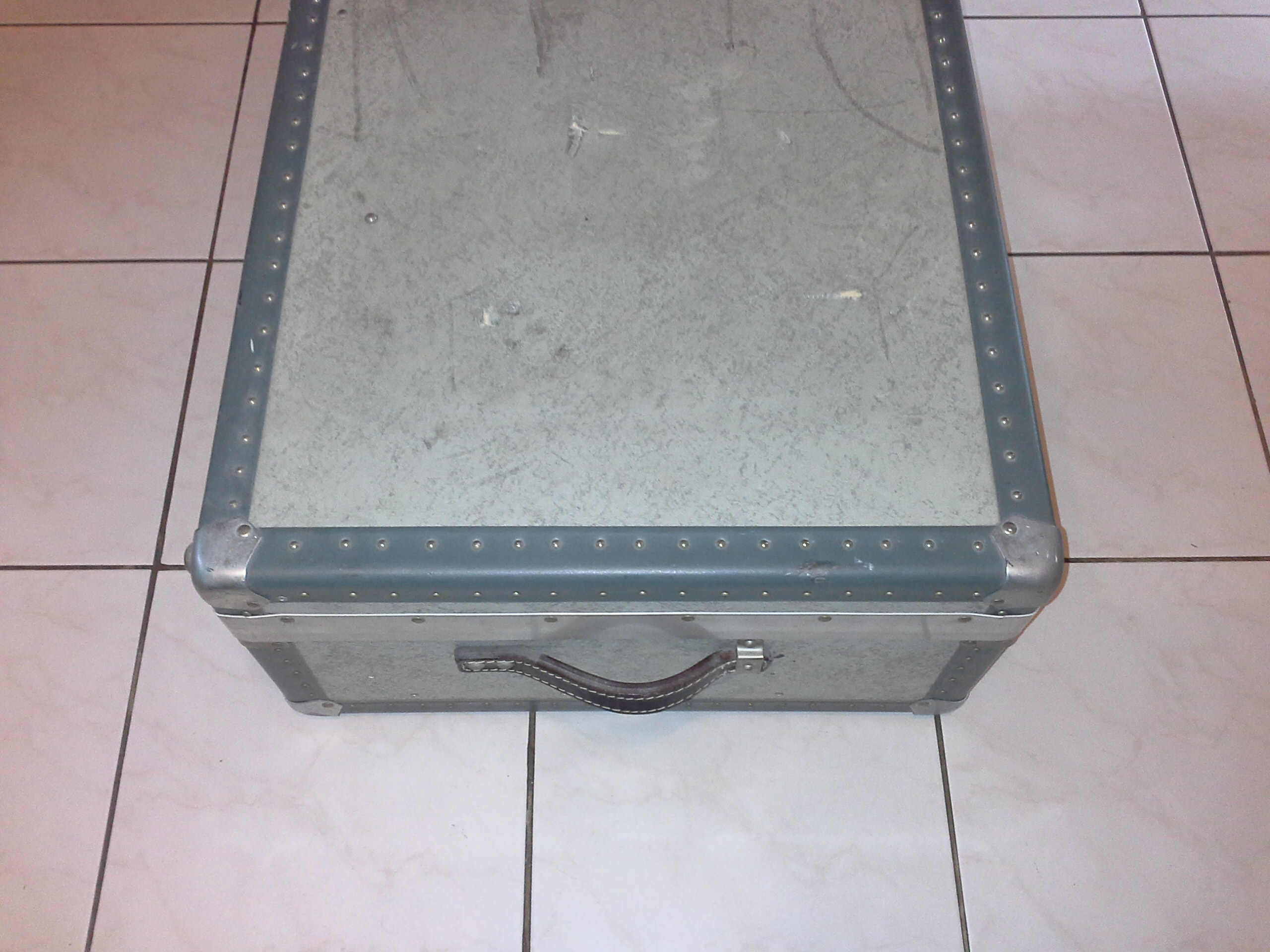 Nostalgischer Koffer mit Kantenverstärkung
