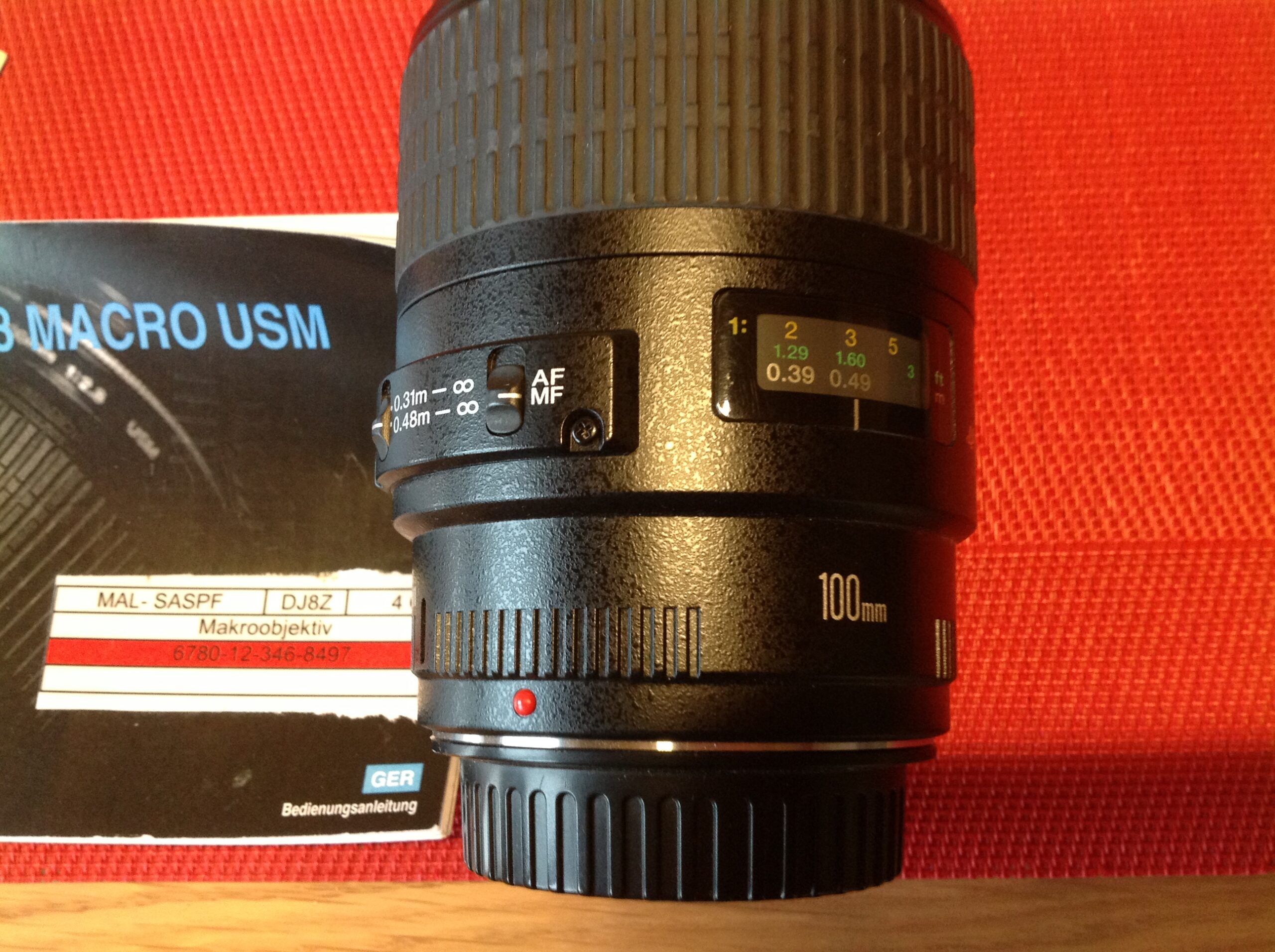 Canon EF Lens EF 100 mm f/2.8 Macro USM