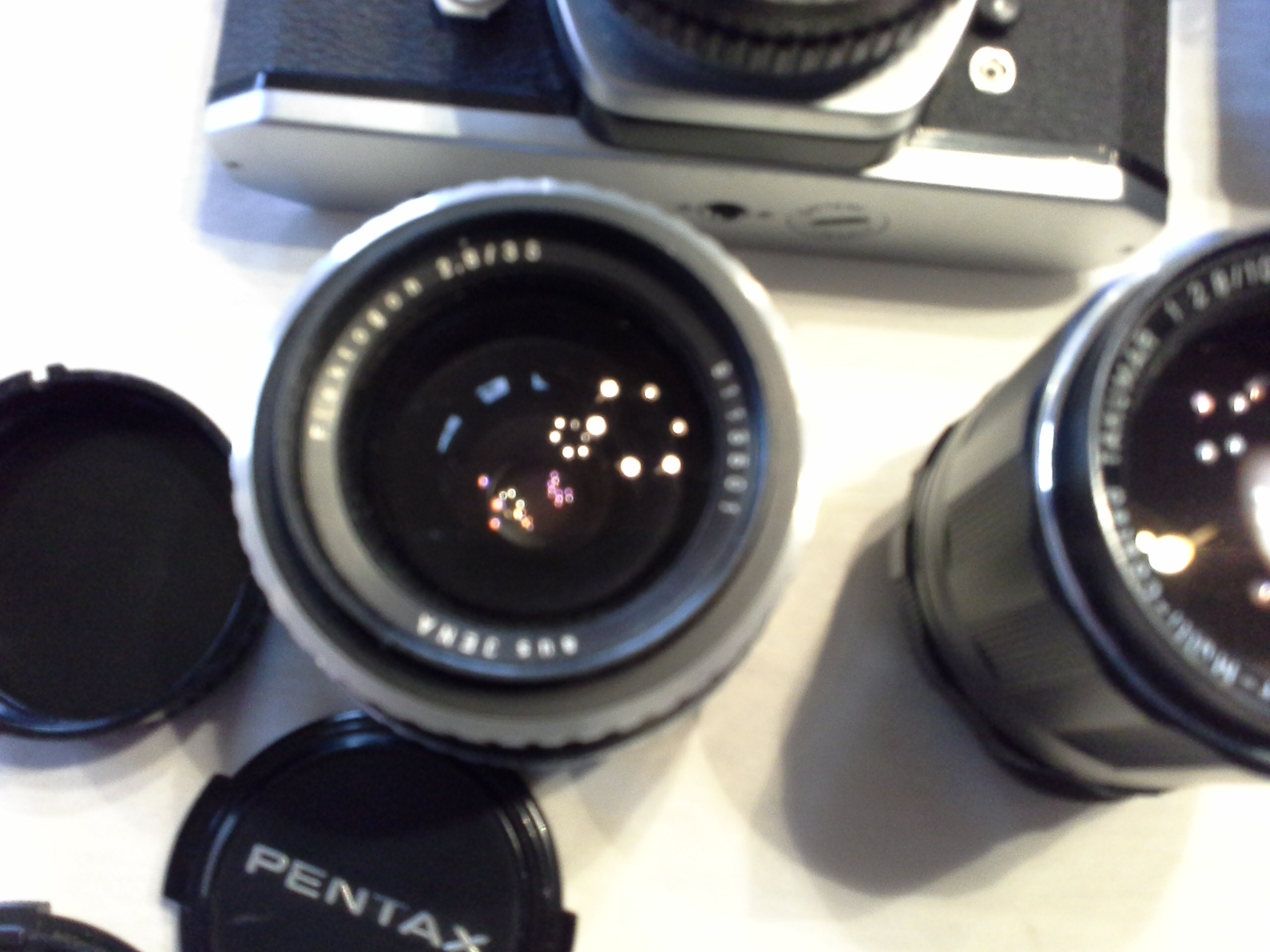 Fotokoffer mit Asahi Pentax Spotmatic Kamera und Canon AE-1 Kamera und Zubehör