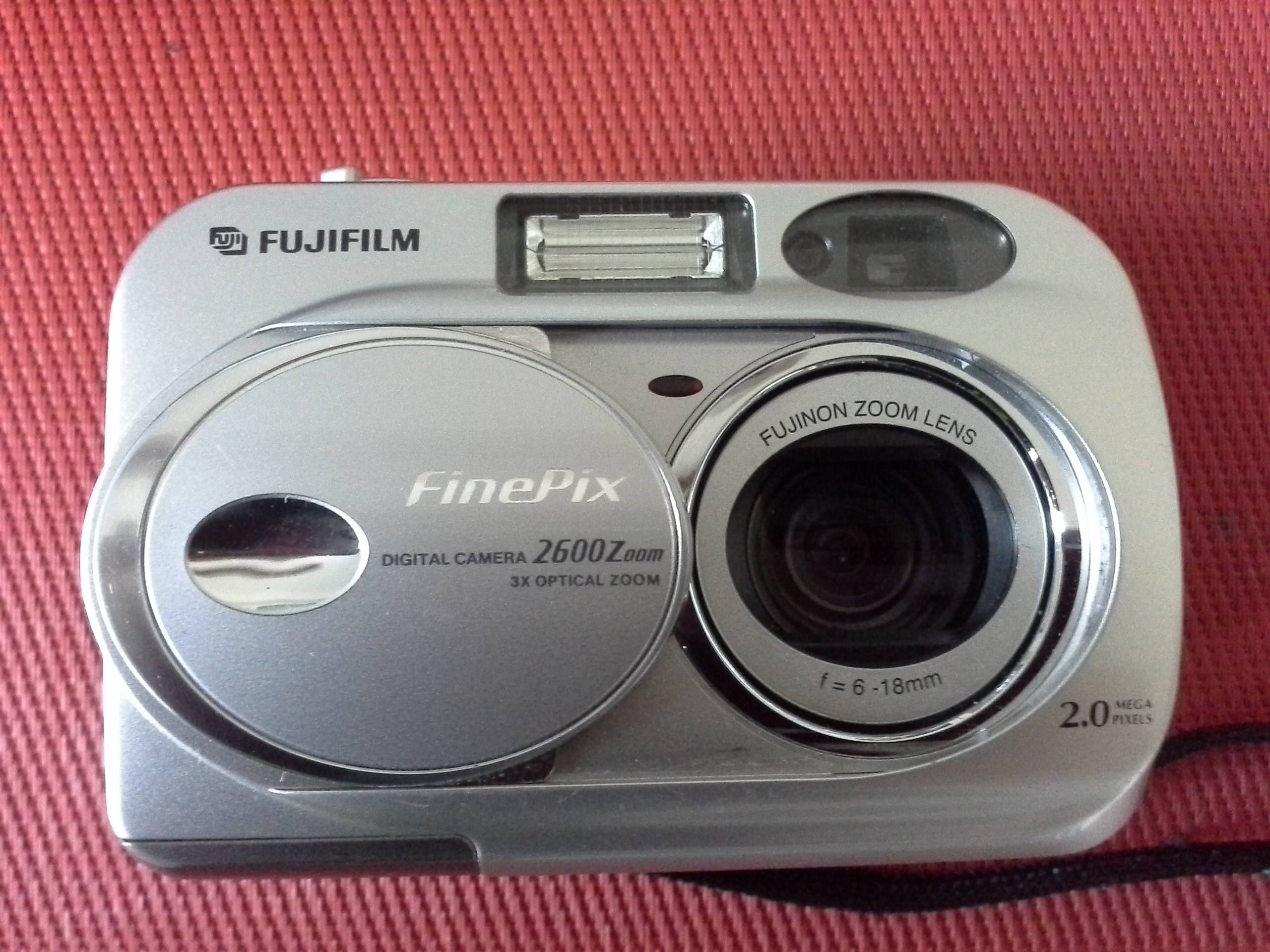 Digitalkamera Fujifilm FinePix 2600 Zoom inklusive Aufbewahrungstasche