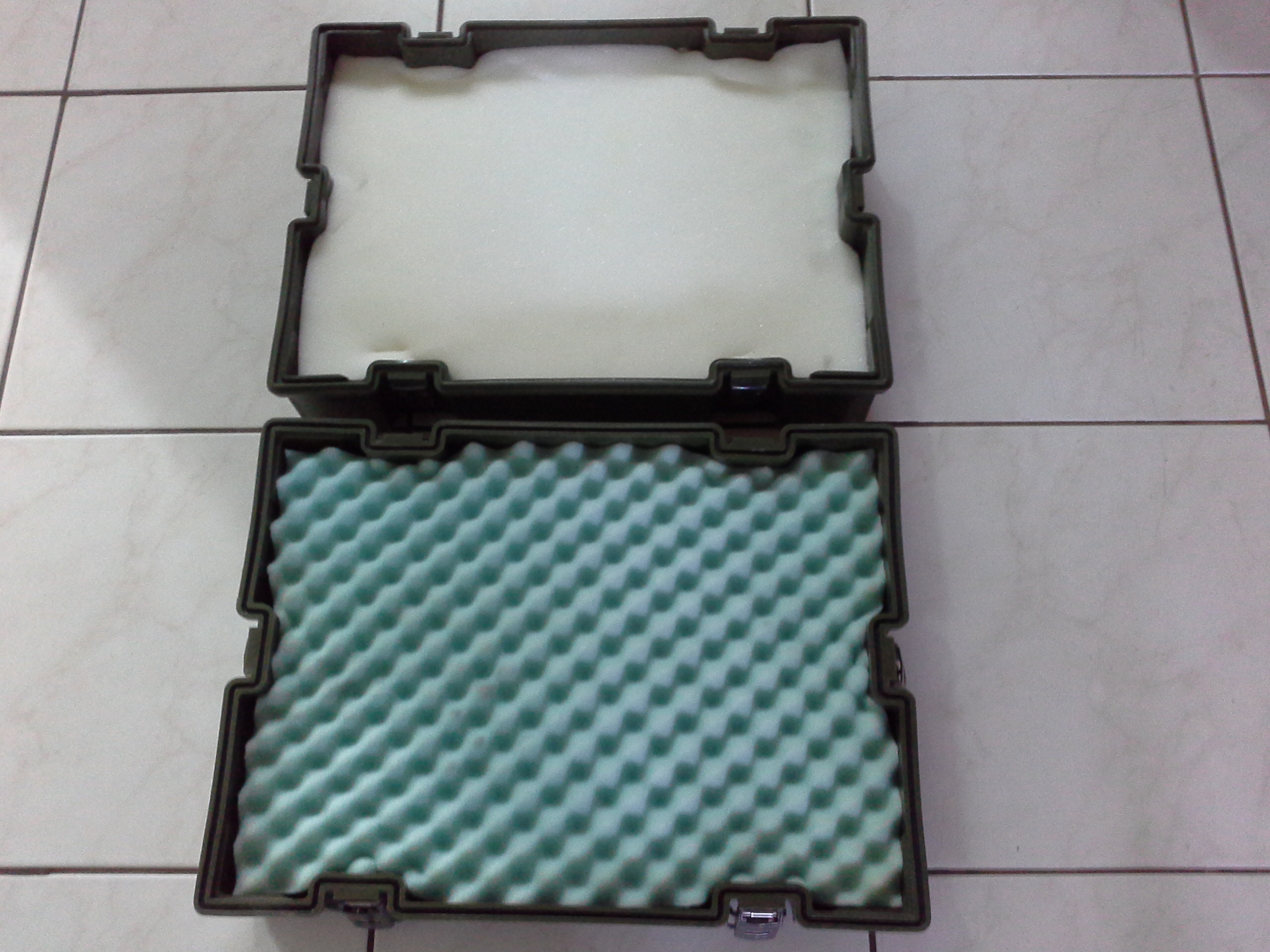 GFK-Kiste 38,5 x 28,5 x 16 cm mit Schaumstoffeinlage