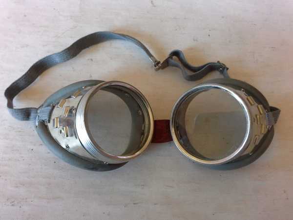 Schutzbrille mit praktischer Metallaufbewahrungsbox