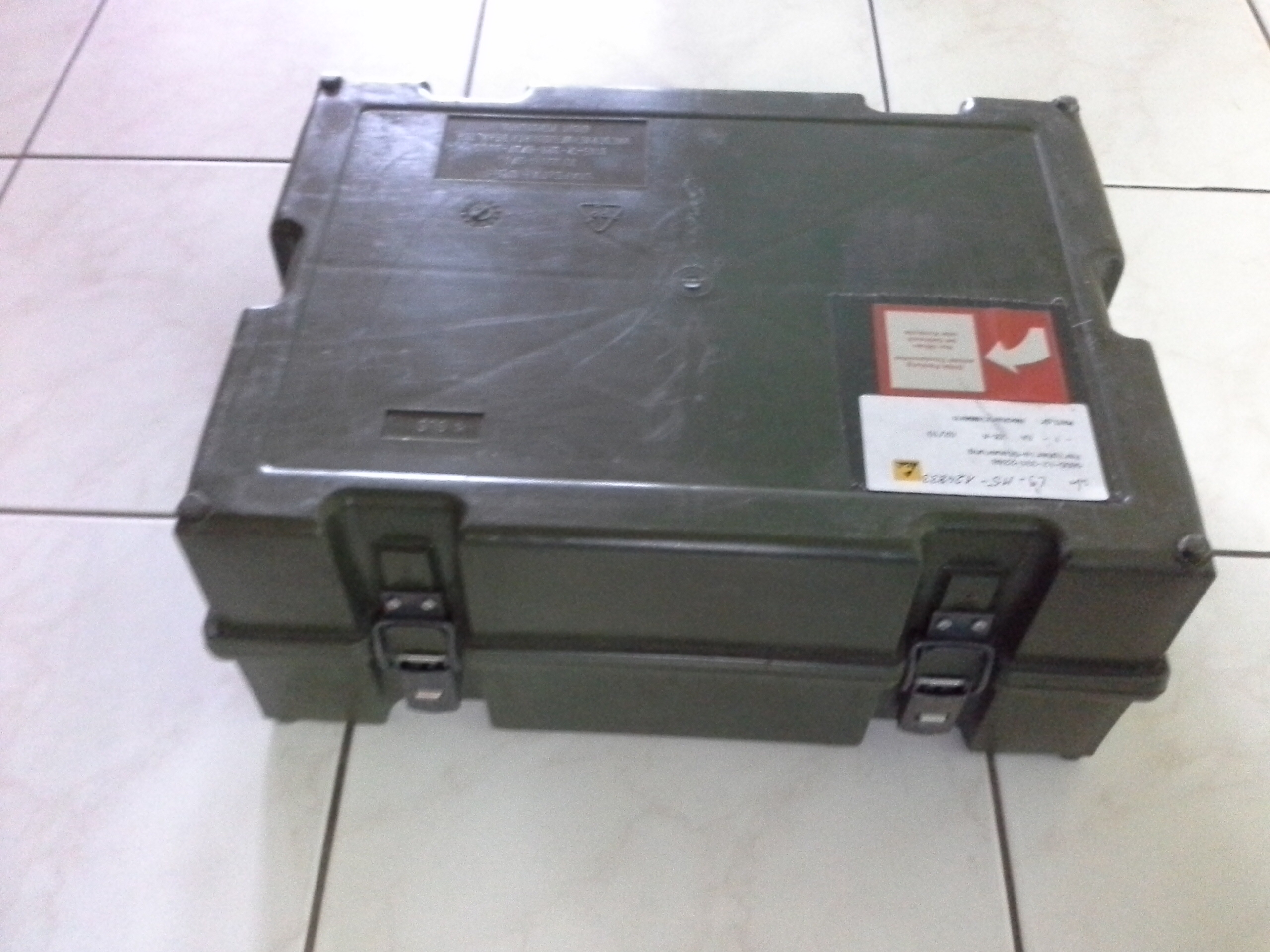 GFK-Kiste 38,5 x 28,5 x 16 cm mit Schaumstoffeinlage