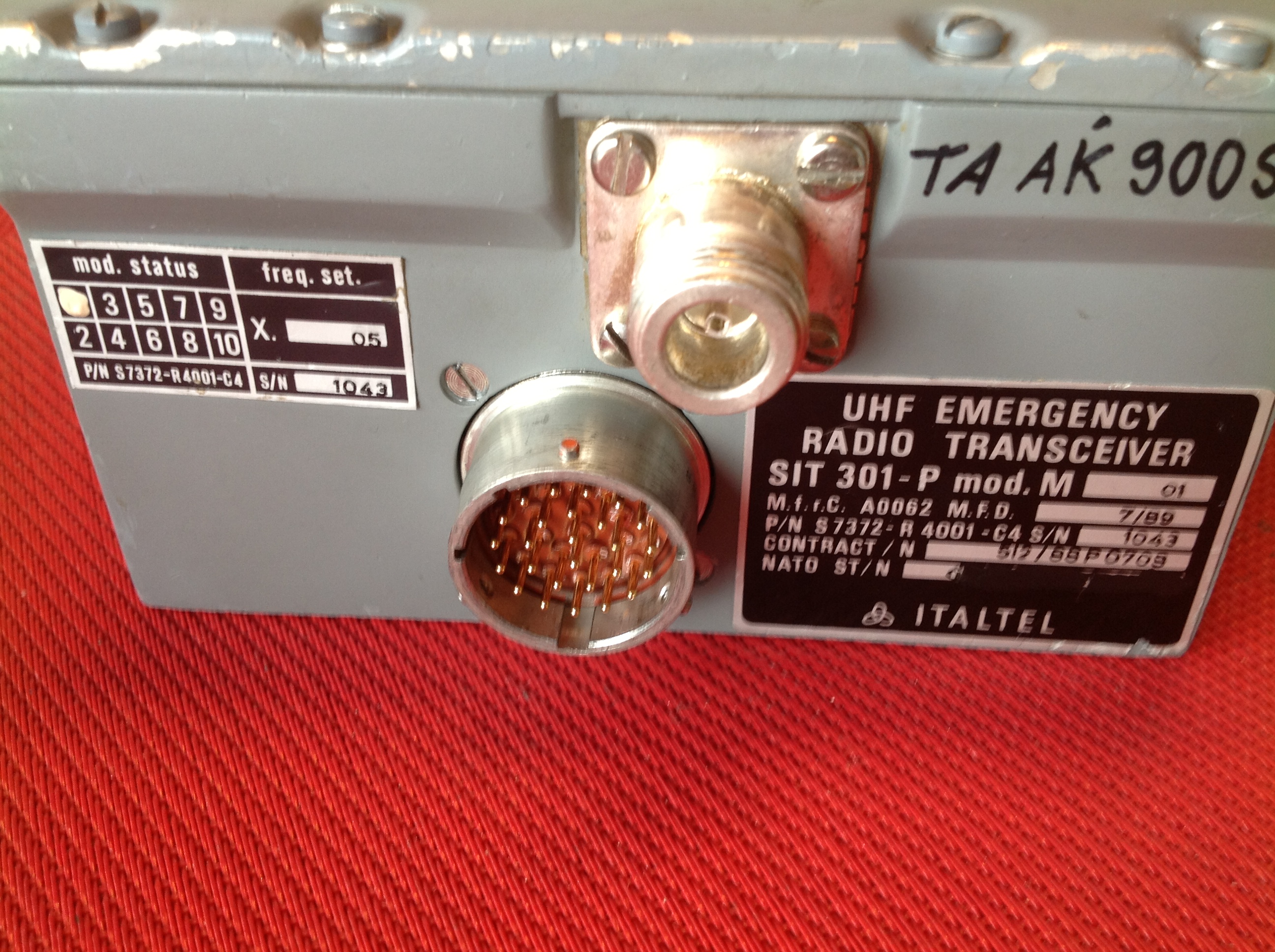 UHF Emergency Radio Transceiver, UHF-Notfunkgerät Mod. SIT 301-P vom Kampffugzeug Tornado PA 200 Vers.Nr. 5895-12-062-0355