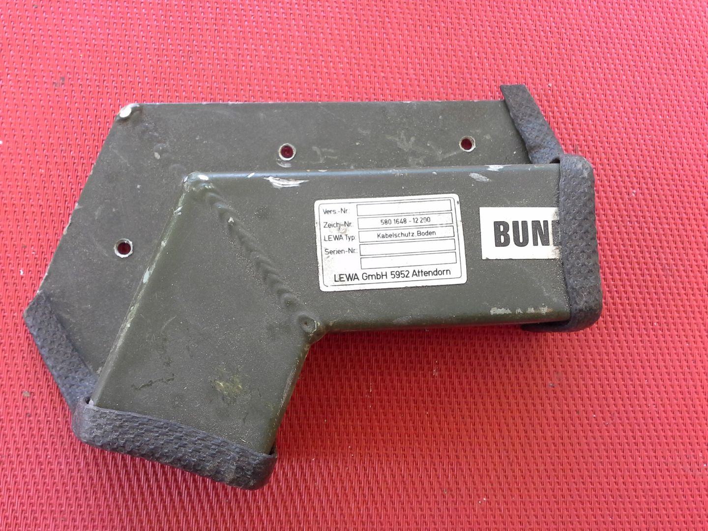 Abgewinkelter Kabelschutz, Boden