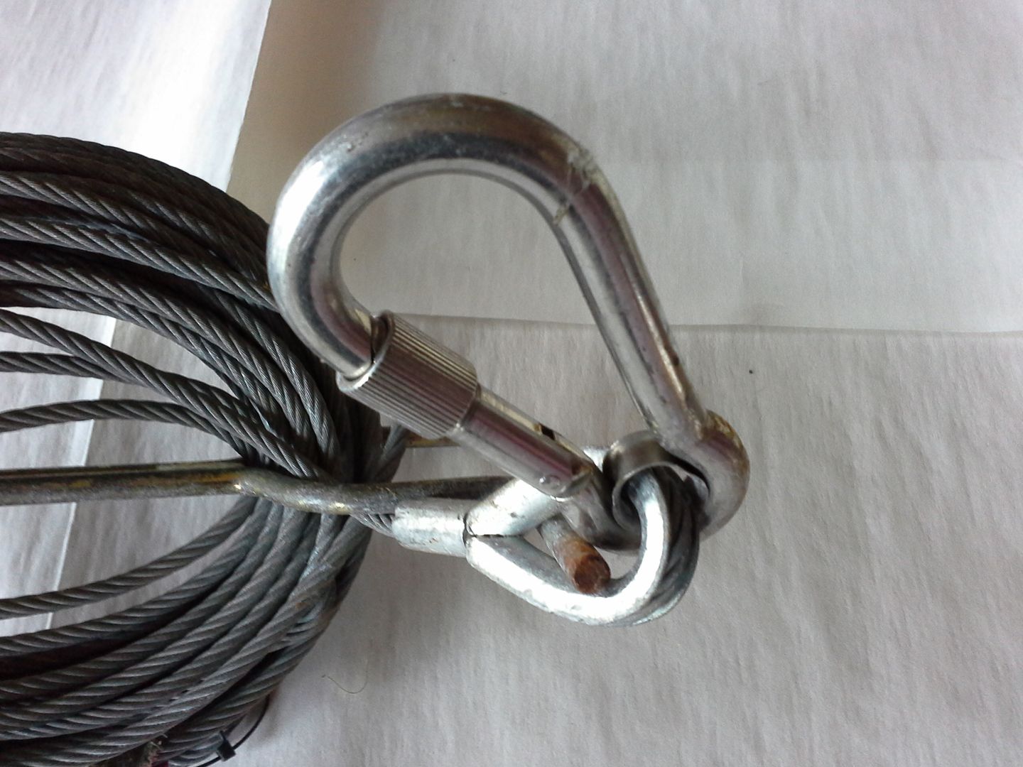 Stahlseil mit Haspel und Karabinerhaken