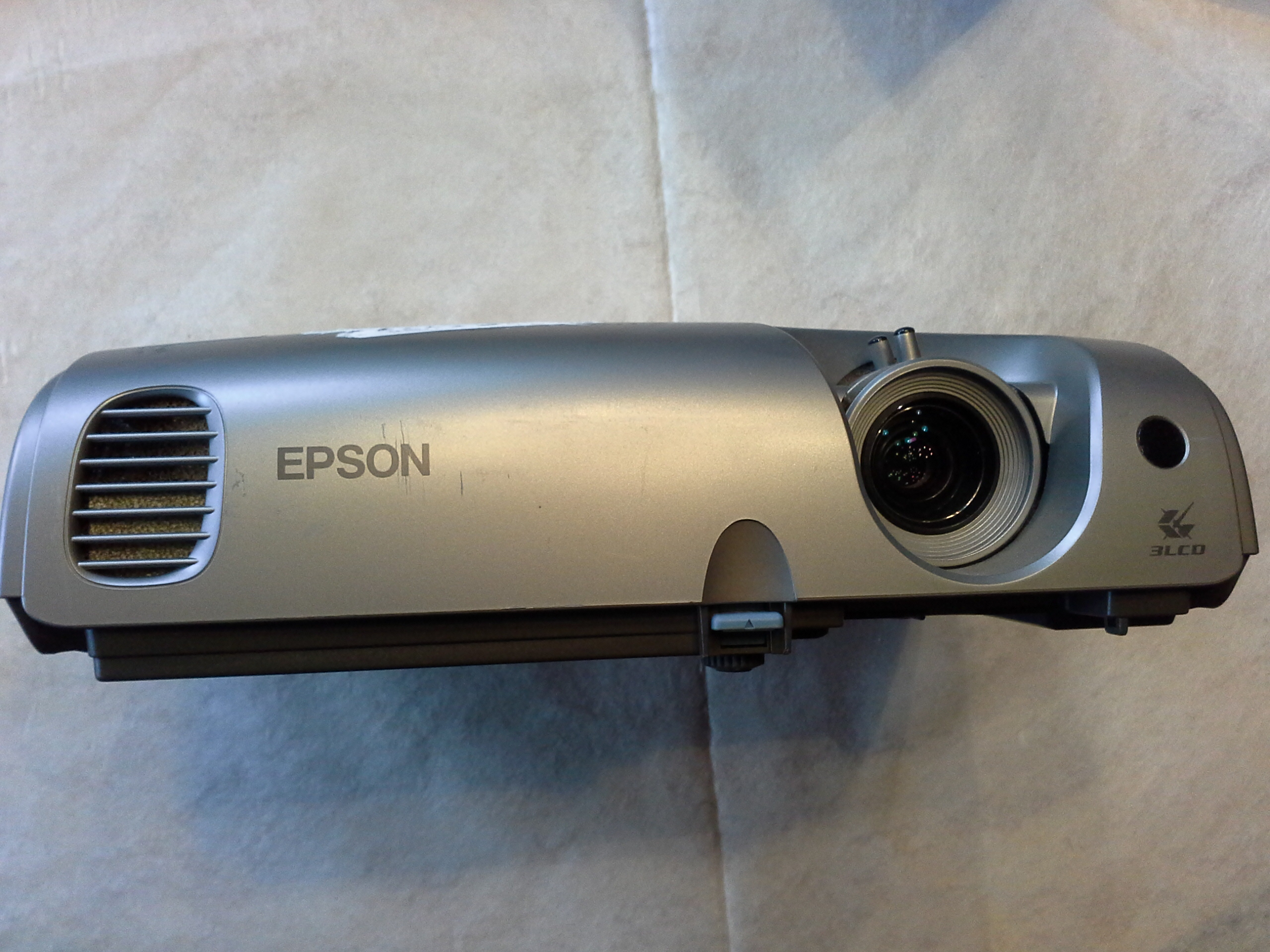 Epson EMP-82 LCD Projektor (2000 ANSI Lumen, Kontrast 400:1)