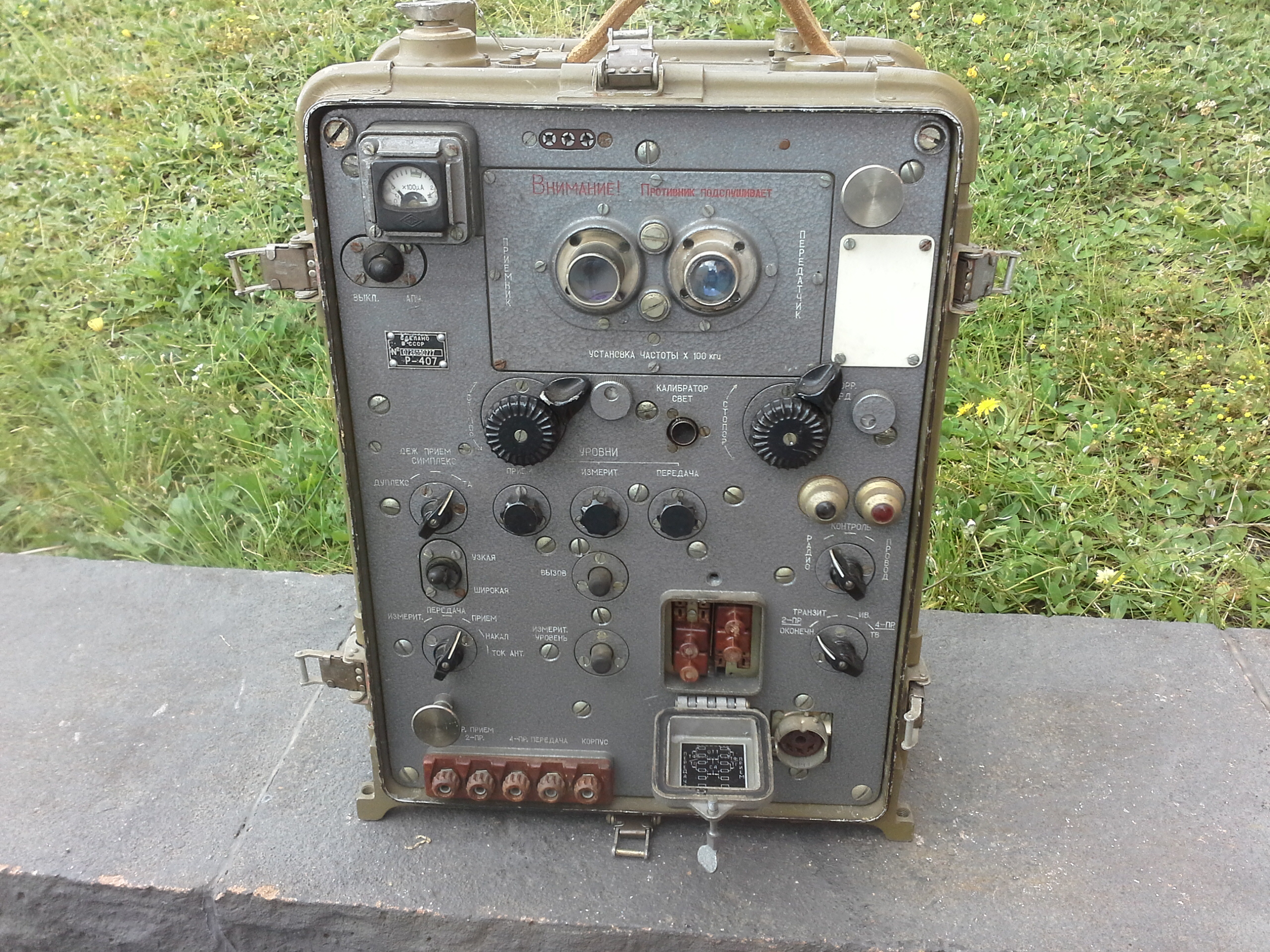 Russisches Funkgerät, Funk Sender- Empfänger Typ P-407