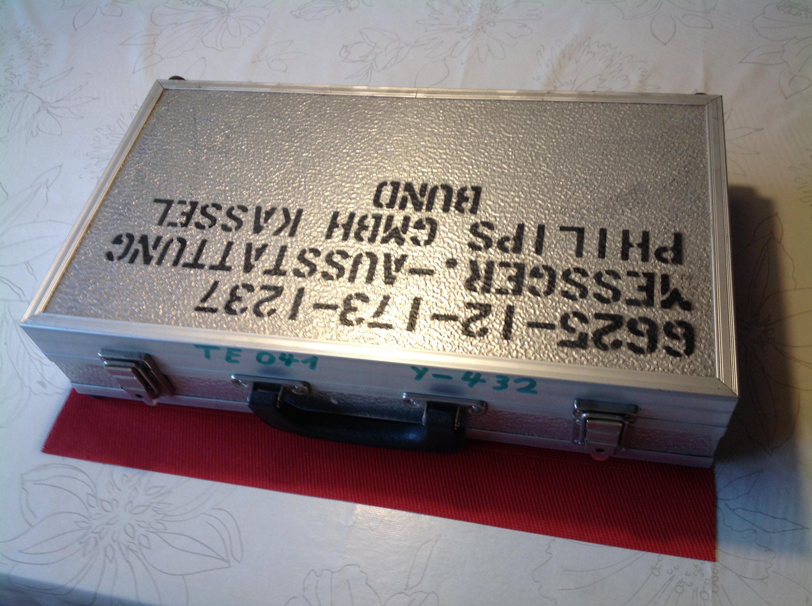 Tragbarer Aluminiumkoffer 45 x 26,5 x 10 cm absperrbar
