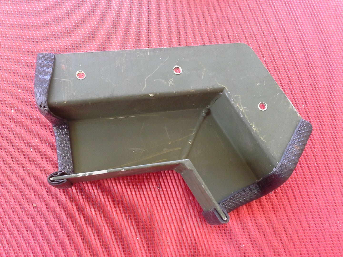 Abgewinkelter Kabelschutz, Boden