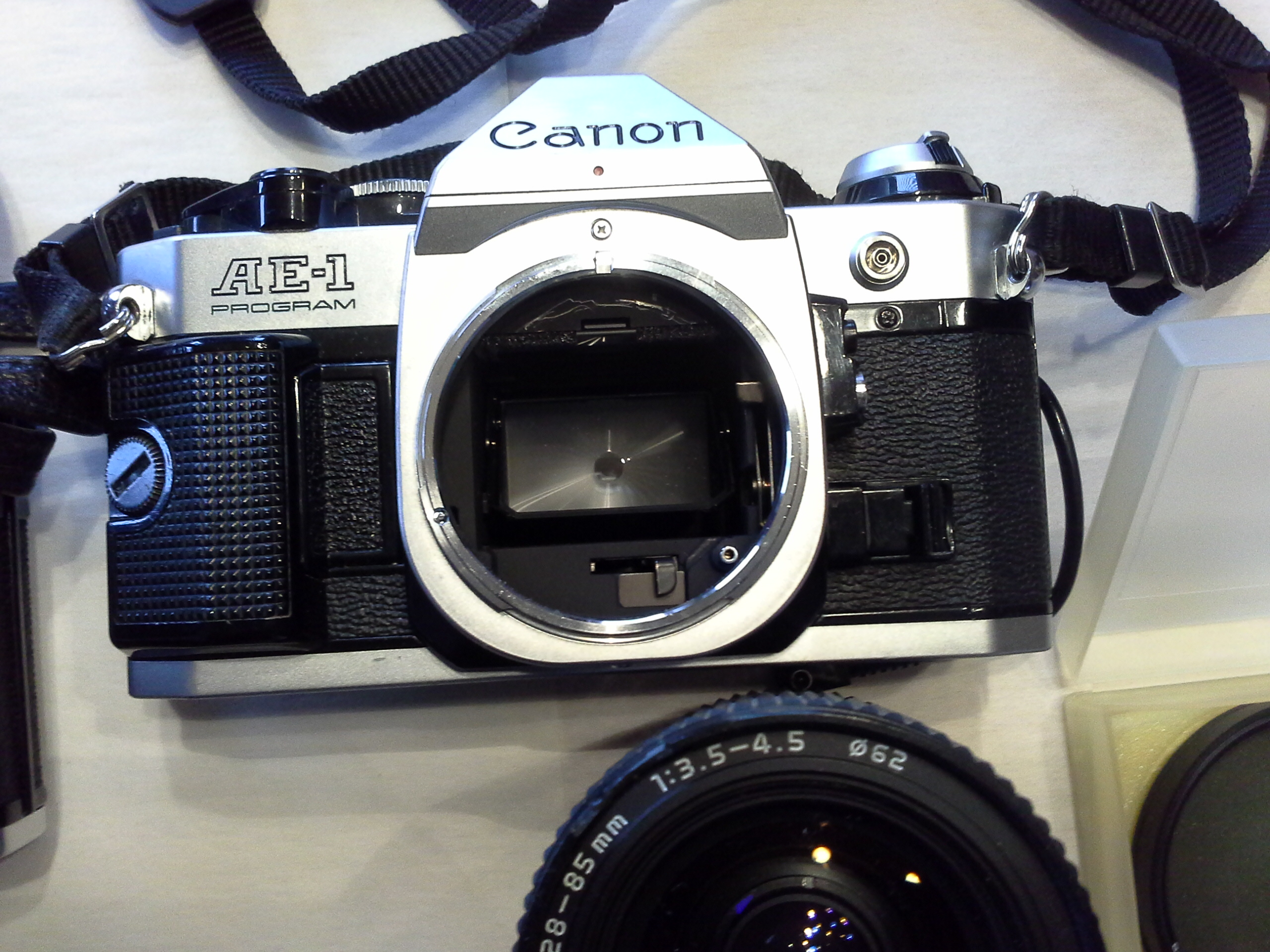 Fotokoffer mit Asahi Pentax Spotmatic Kamera und Canon AE-1 Kamera und Zubehör