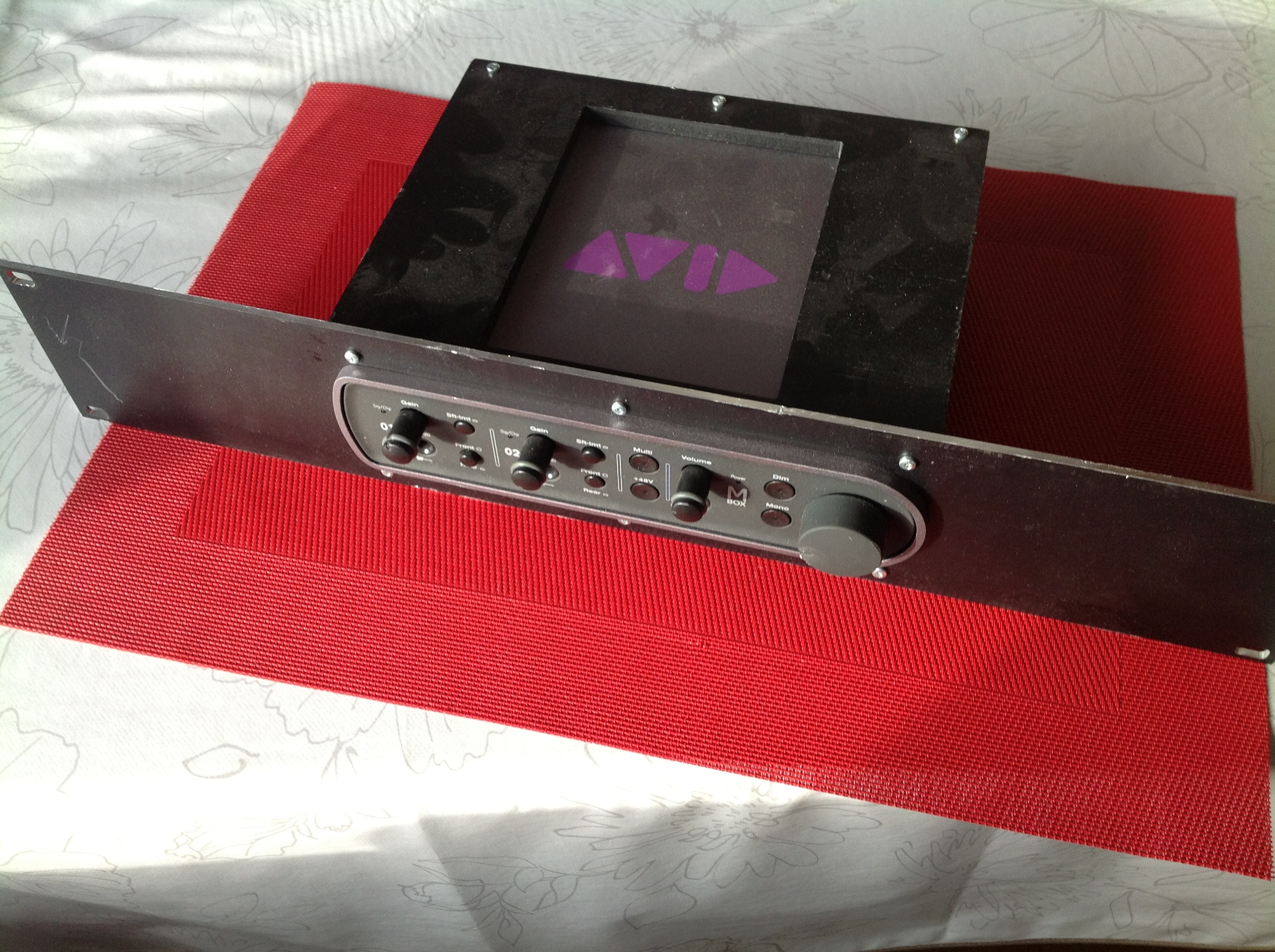 Avid Mbox USB Audio Interface mit 19 Zoll Aufnahmeteil