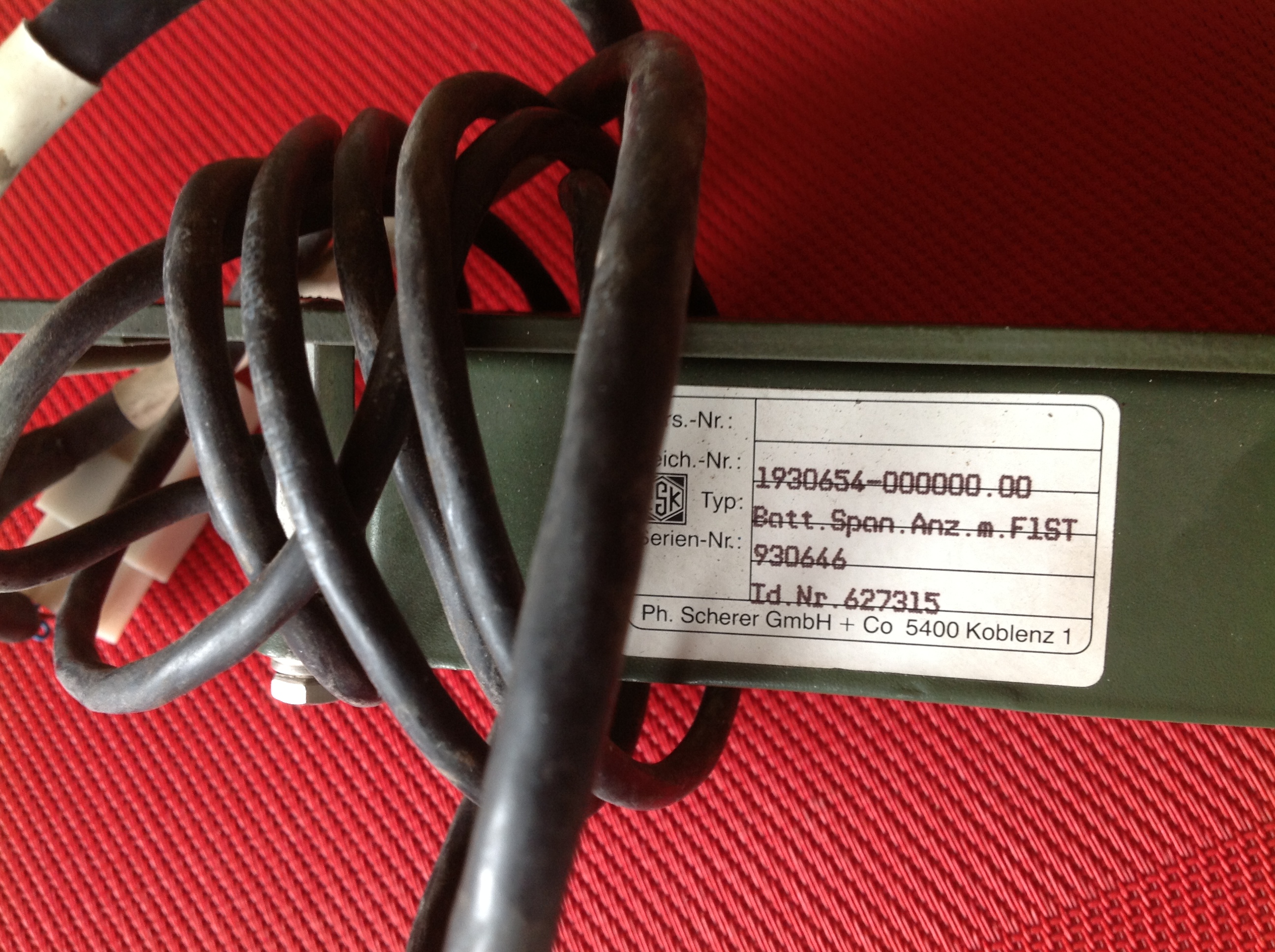 Batteriespannungsanzeige mit Anschlußkabel zum Hauptschalter Funk