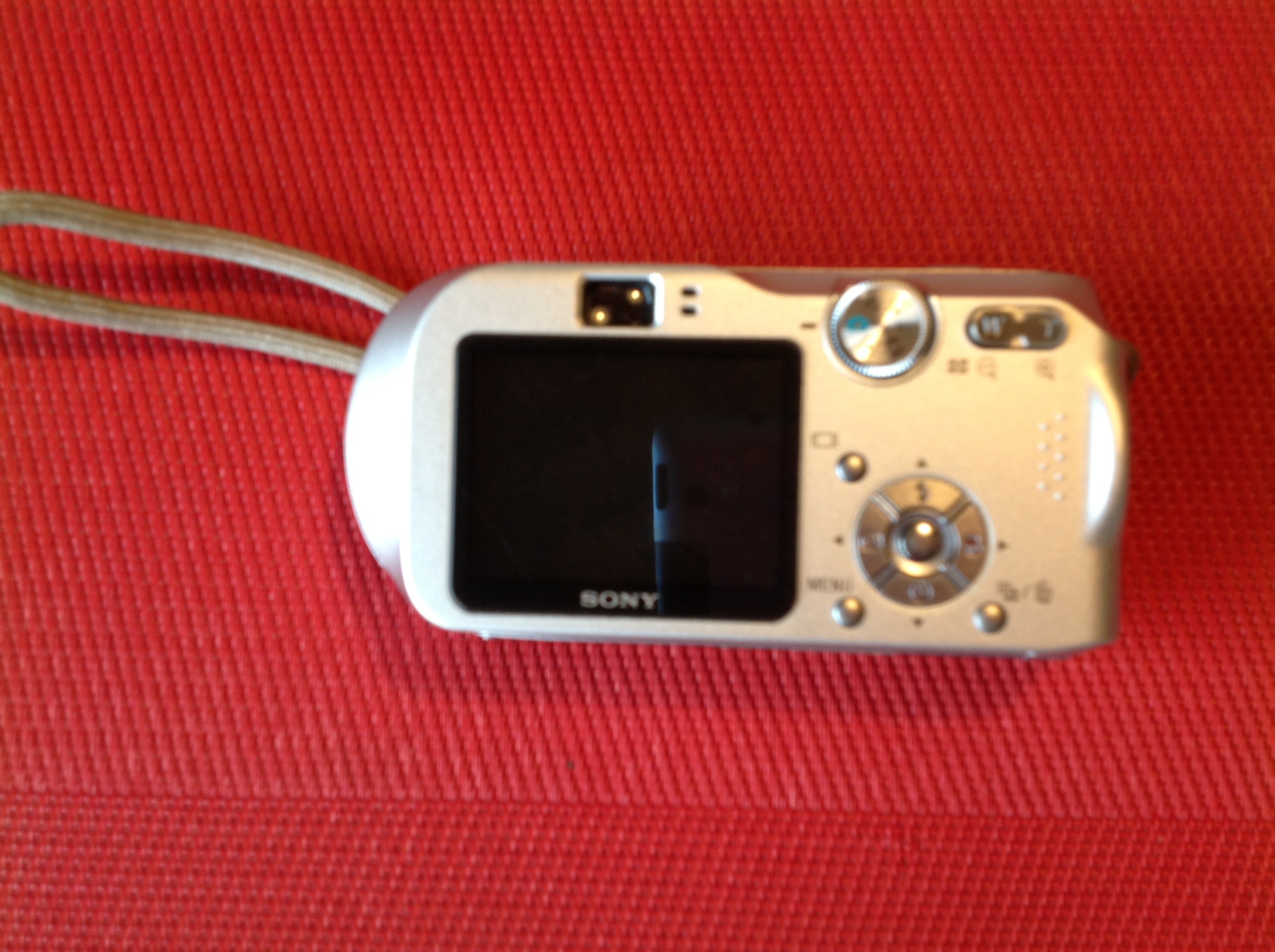 Sony Kamera DSC-P200, Cybershot 7.2 Mega Pixels, 3 x Optical Zoom (Red)